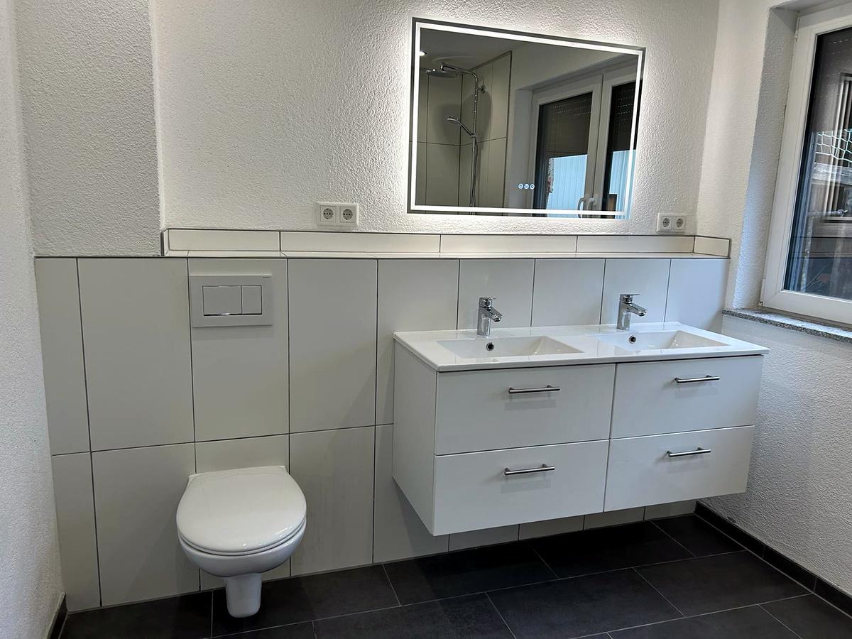 Baño después de la remodelación – Edificio plurifamiliar – remodelación integral (Proyecto de referencia en Alemania)