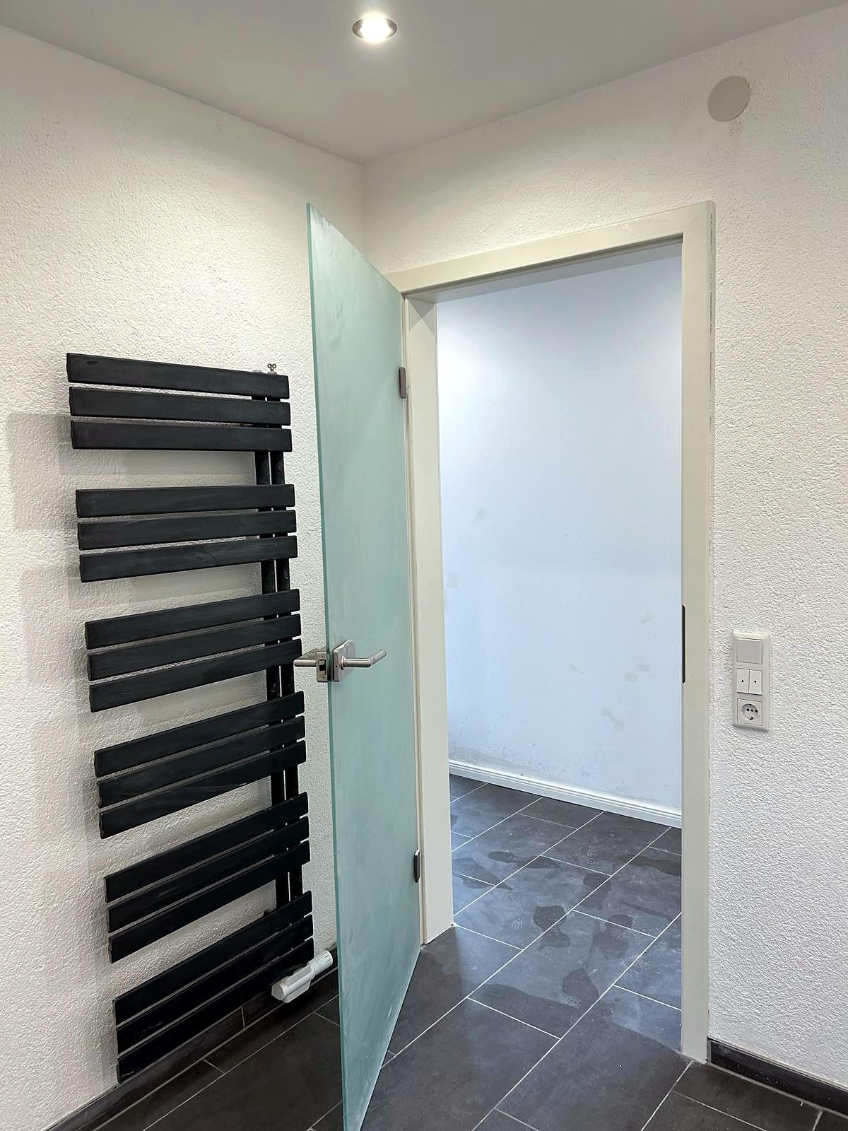 Baño después de la remodelación – Edificio plurifamiliar – remodelación integral (Proyecto de referencia en Alemania)