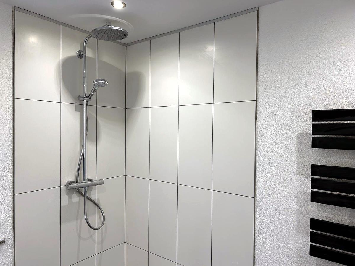 Baño después de la remodelación – Edificio plurifamiliar – remodelación integral (Proyecto de referencia en Alemania)