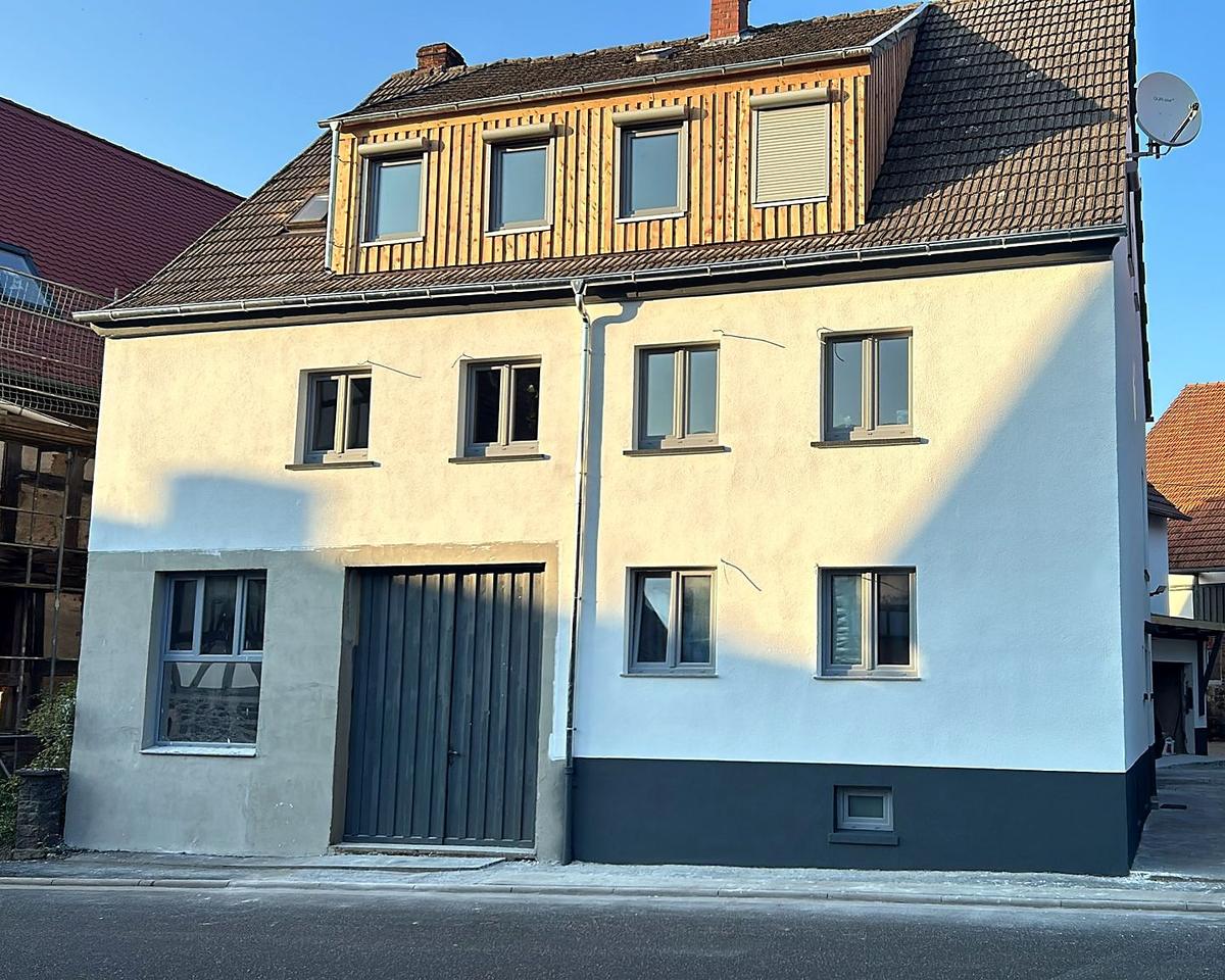Außen & Fassade nach der Sanierung – Mehrfamilienhaus – Komplettsanierung (Referenzprojekt in Deutschland)