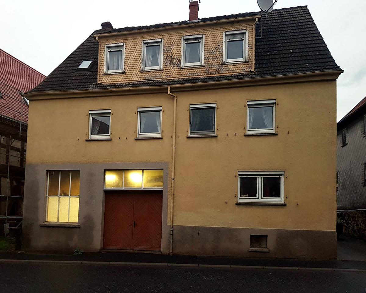 Außen & Fassade vor der Sanierung – Mehrfamilienhaus – Komplettsanierung (Referenzprojekt in Deutschland)