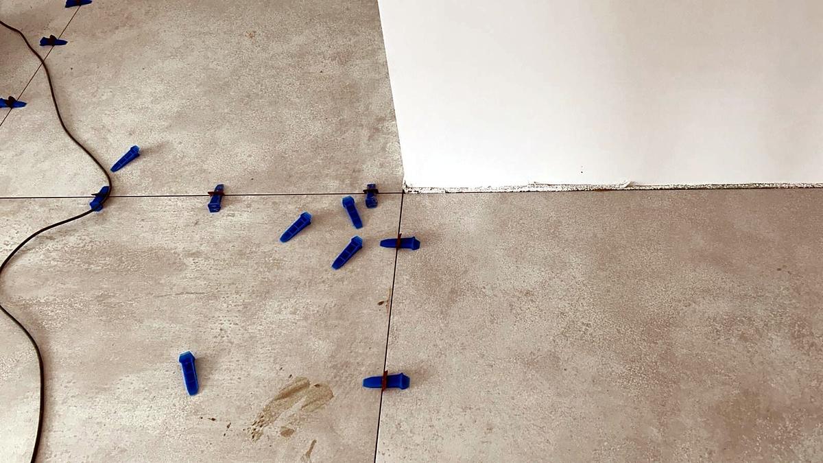 Pisos durante la obra – Obra nueva – cocina y porcelanato de gran formato (Proyecto de referencia en Alemania)