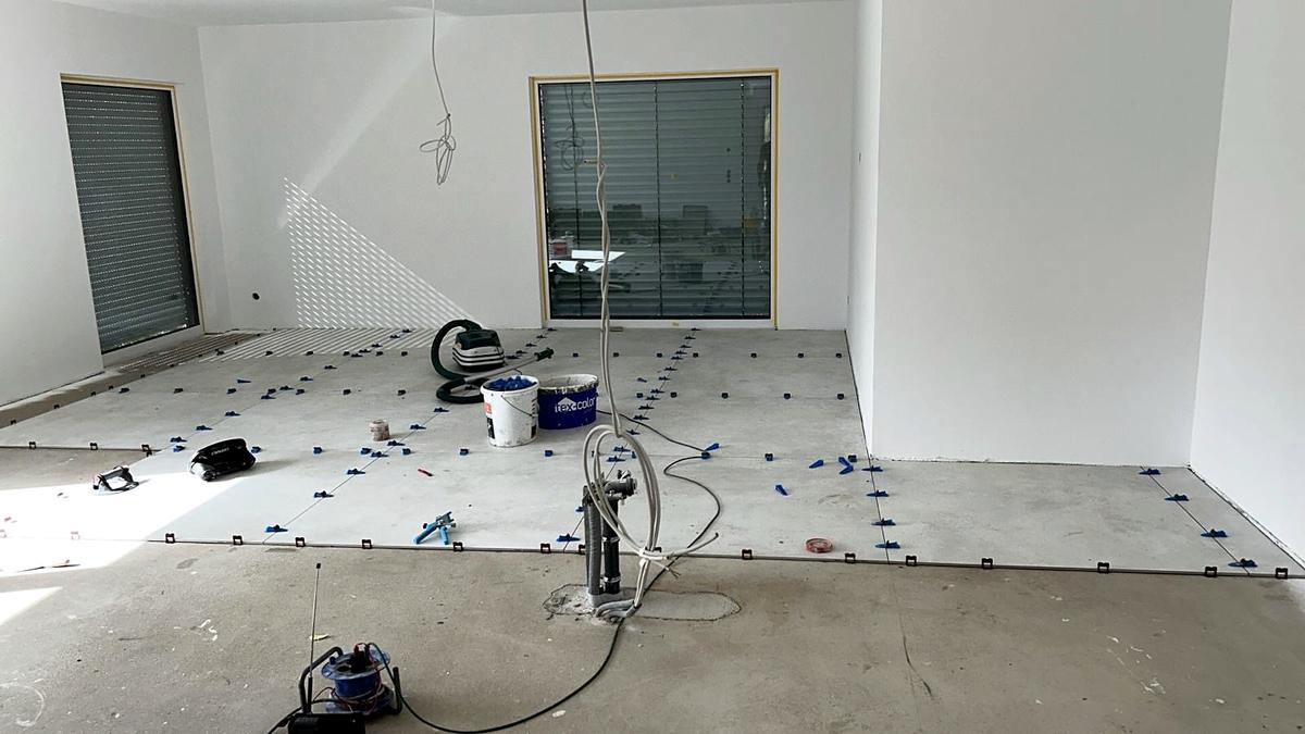 Böden während der Bauphase – Neubau – Küche & Großformat-Fliesen (Referenzprojekt in Deutschland)