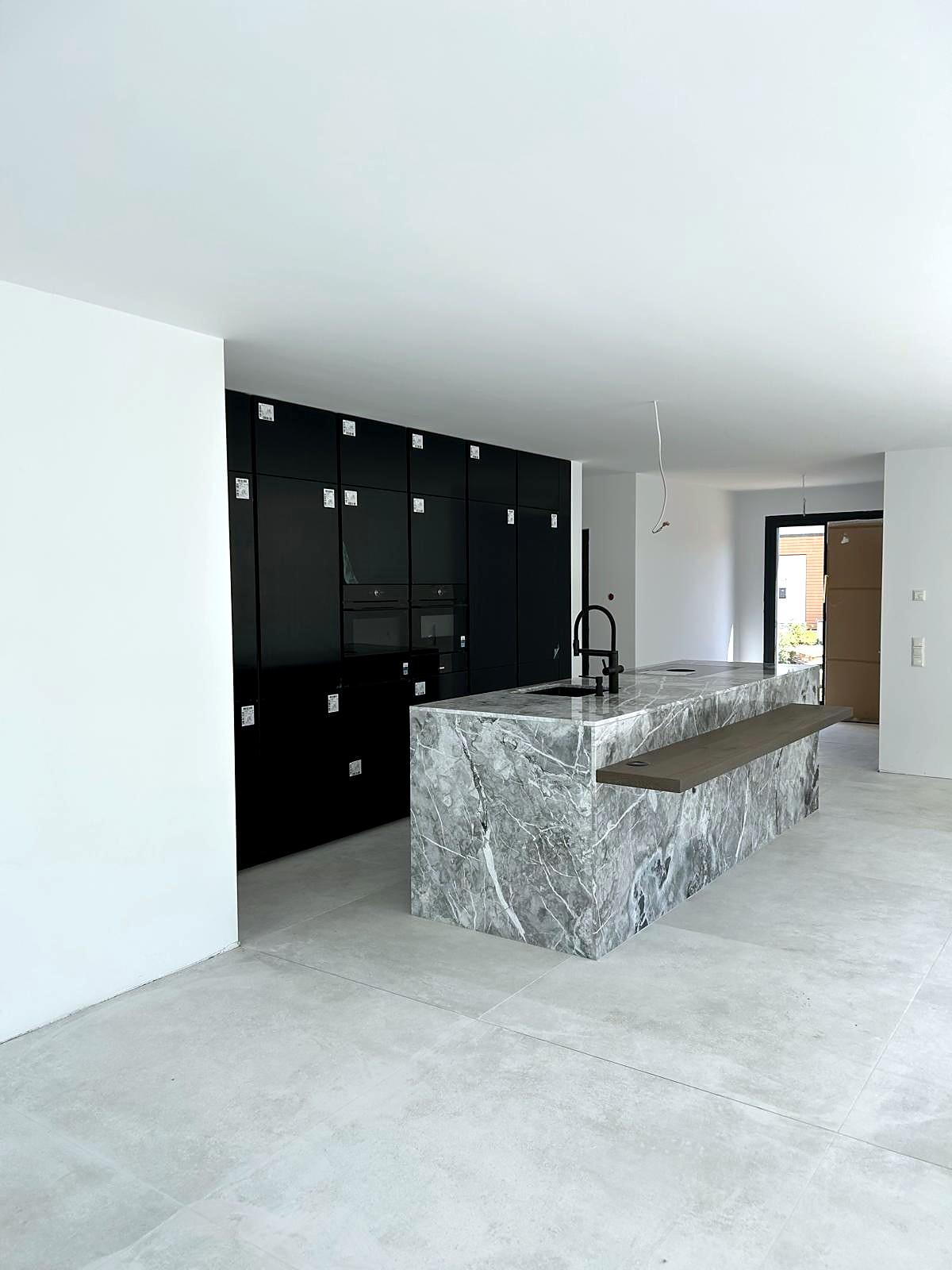 Cocina después de la remodelación – Obra nueva – cocina y porcelanato de gran formato (Proyecto de referencia en Alemania)