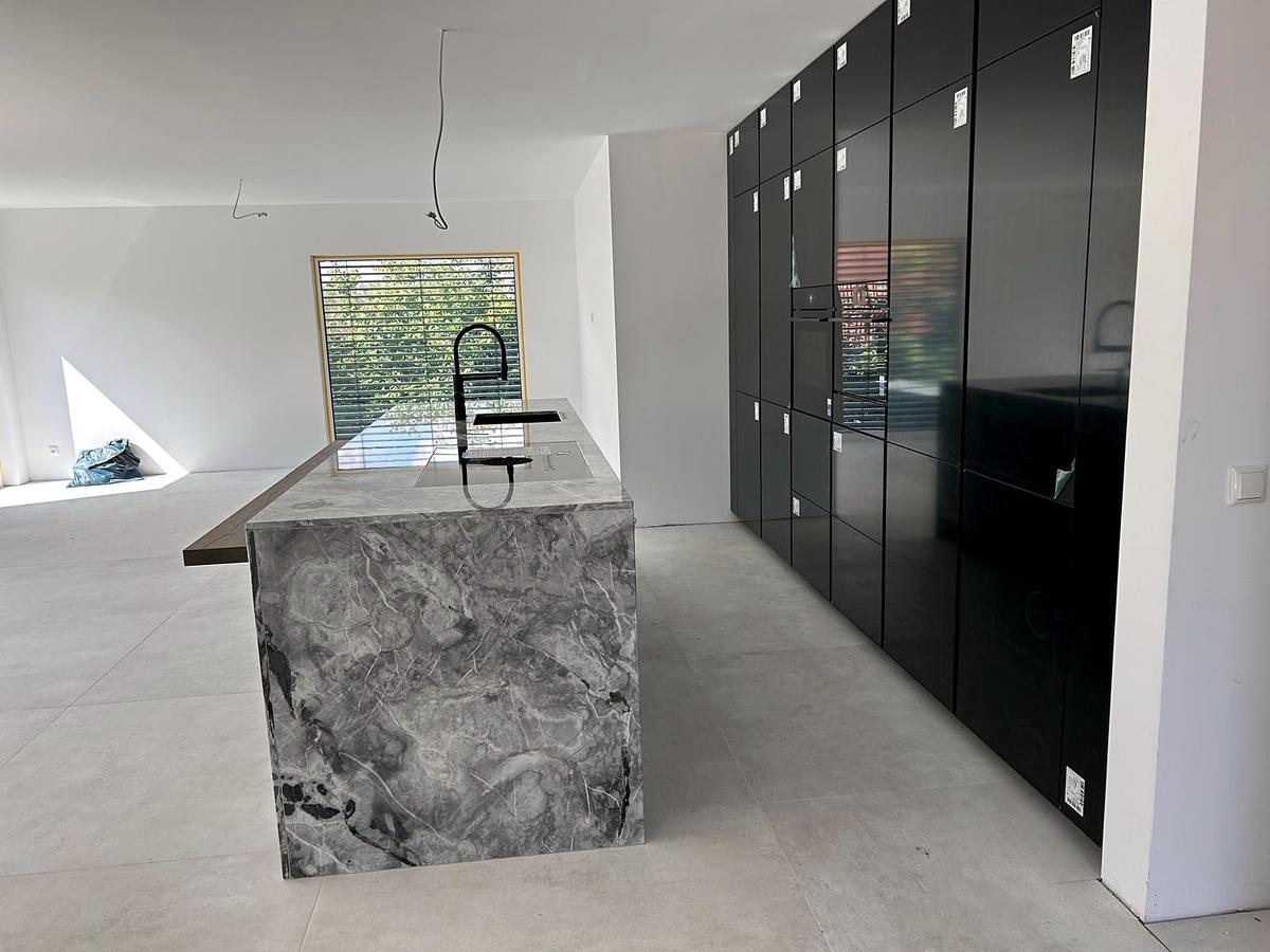 Cocina después de la remodelación – Obra nueva – cocina y porcelanato de gran formato (Proyecto de referencia en Alemania)