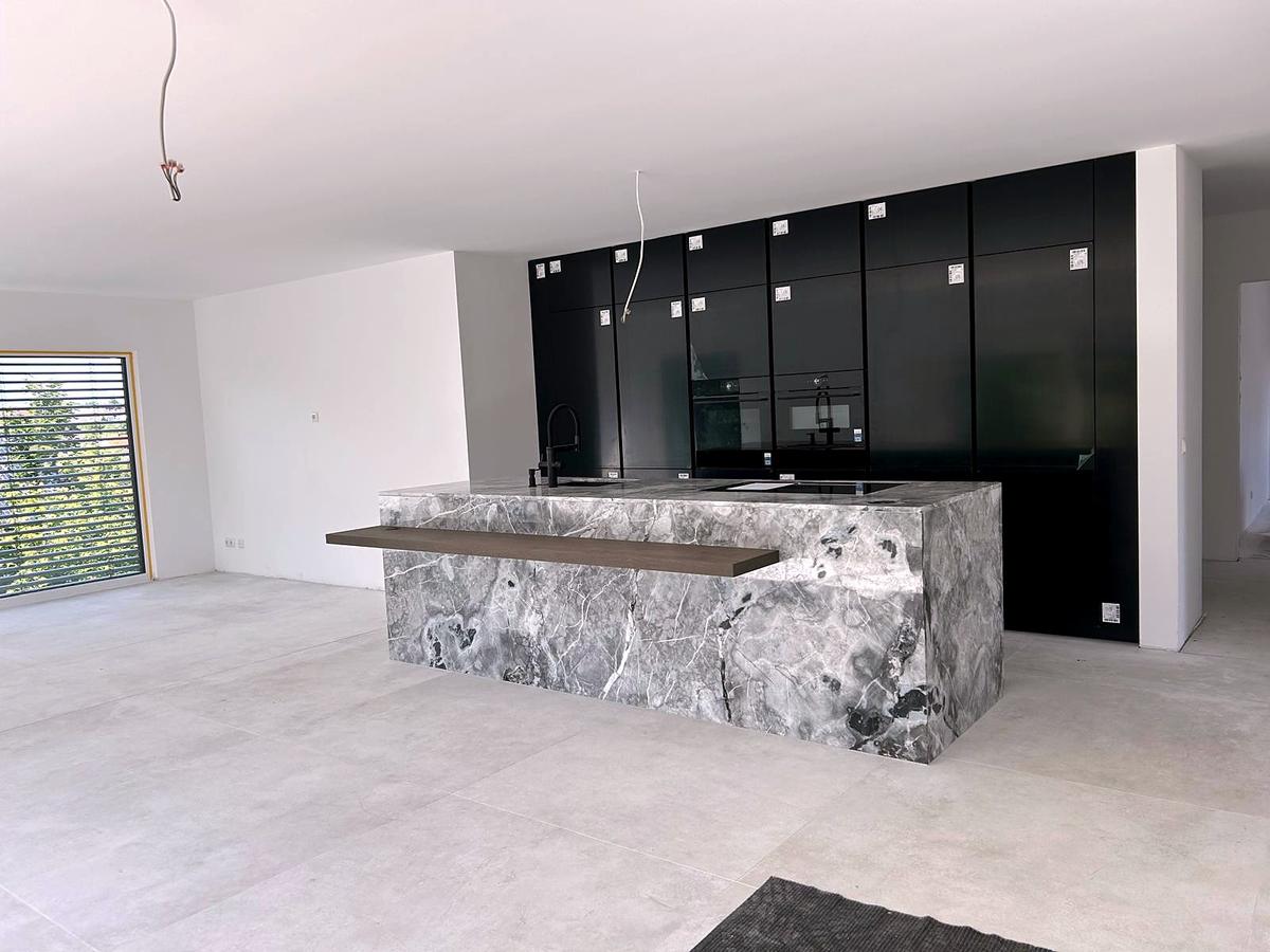 Cocina después de la remodelación – Obra nueva – cocina y porcelanato de gran formato (Proyecto de referencia en Alemania)