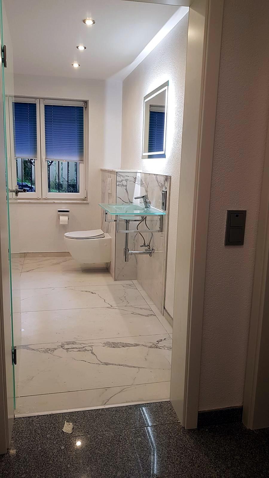 Baño después de la remodelación – Vivienda unifamiliar – pasillo, salas y baños (Proyecto de referencia en Alemania)