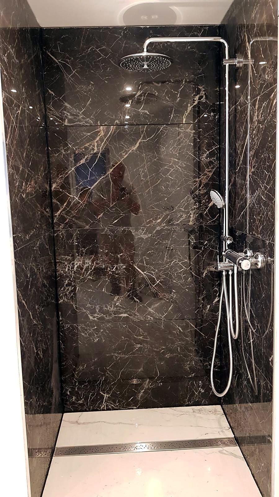 Baño después de la remodelación – Vivienda unifamiliar – pasillo, salas y baños (Proyecto de referencia en Alemania)