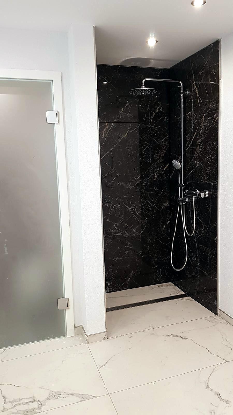 Baño después de la remodelación – Vivienda unifamiliar – pasillo, salas y baños (Proyecto de referencia en Alemania)