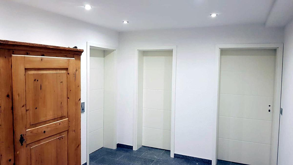 Interiores después de la remodelación – Vivienda unifamiliar – pasillo, salas y baños (Proyecto de referencia en Alemania)