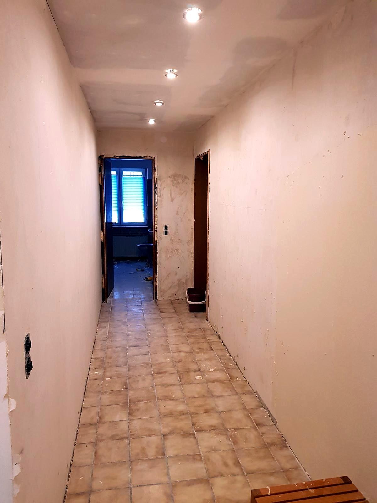 Interiores antes de la remodelación – Vivienda unifamiliar – pasillo, salas y baños (Proyecto de referencia en Alemania)