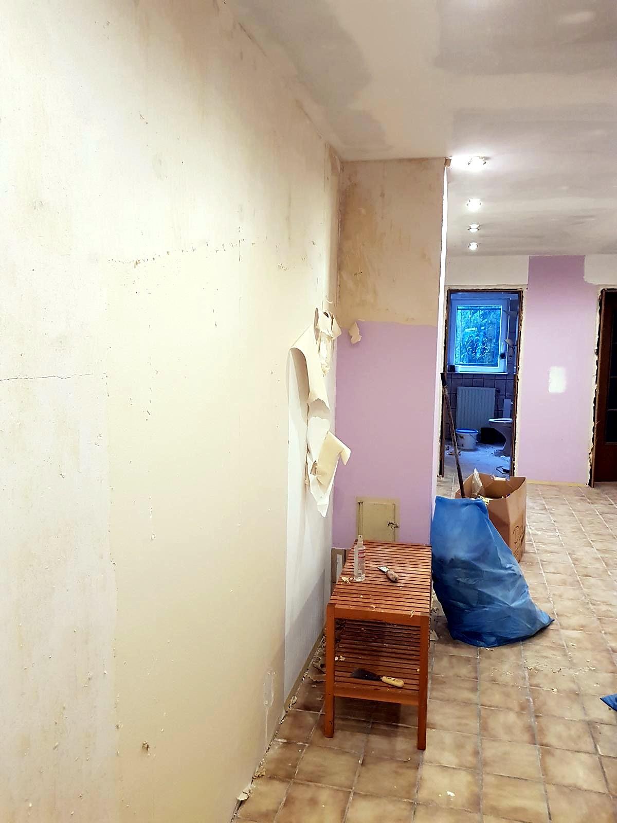 Interiores antes de la remodelación – Vivienda unifamiliar – pasillo, salas y baños (Proyecto de referencia en Alemania)