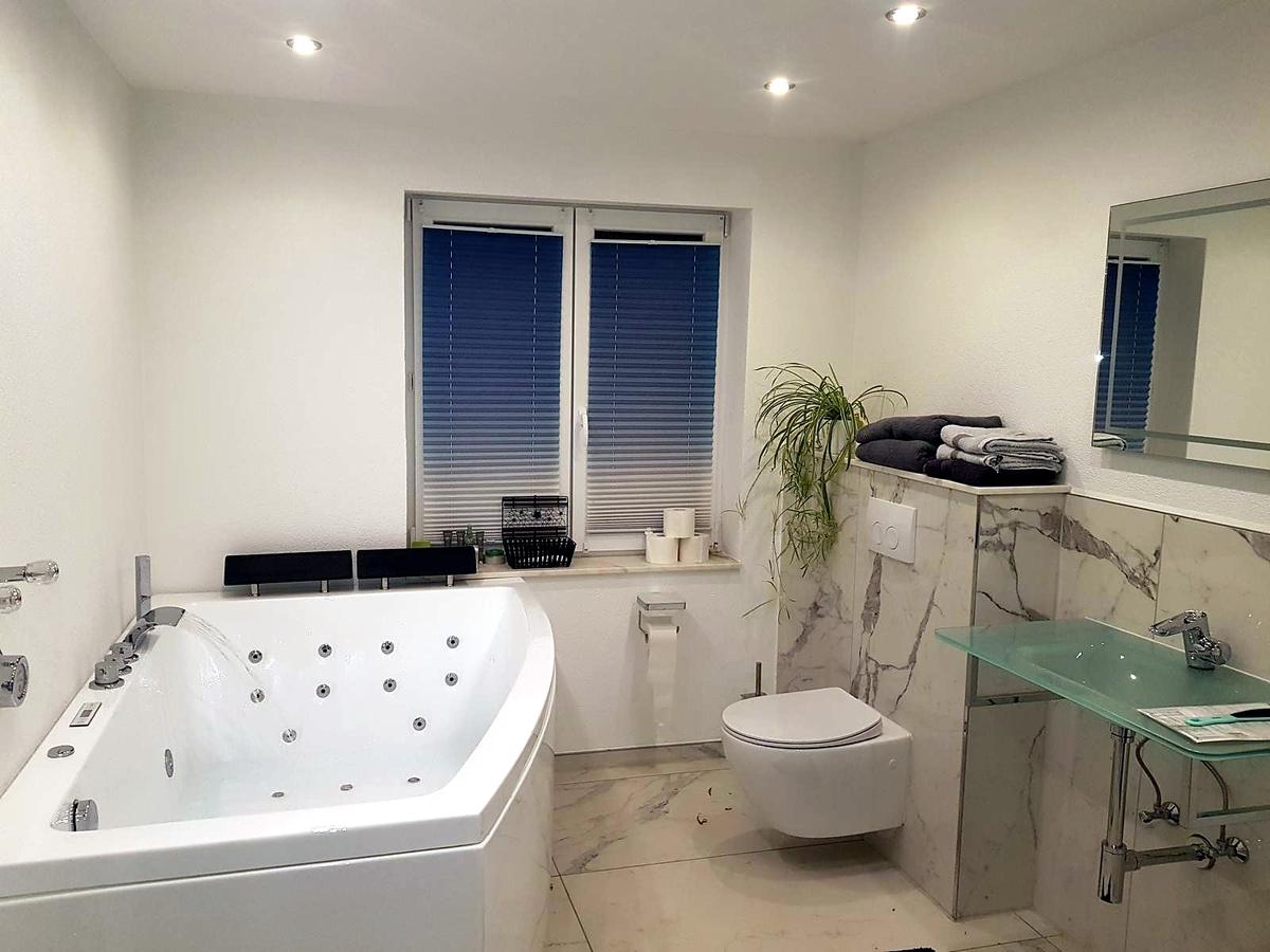 Baño después de la remodelación – Vivienda unifamiliar – pasillo, salas y baños (Proyecto de referencia en Alemania)