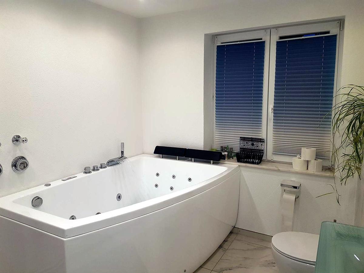 Baño después de la remodelación – Vivienda unifamiliar – pasillo, salas y baños (Proyecto de referencia en Alemania)
