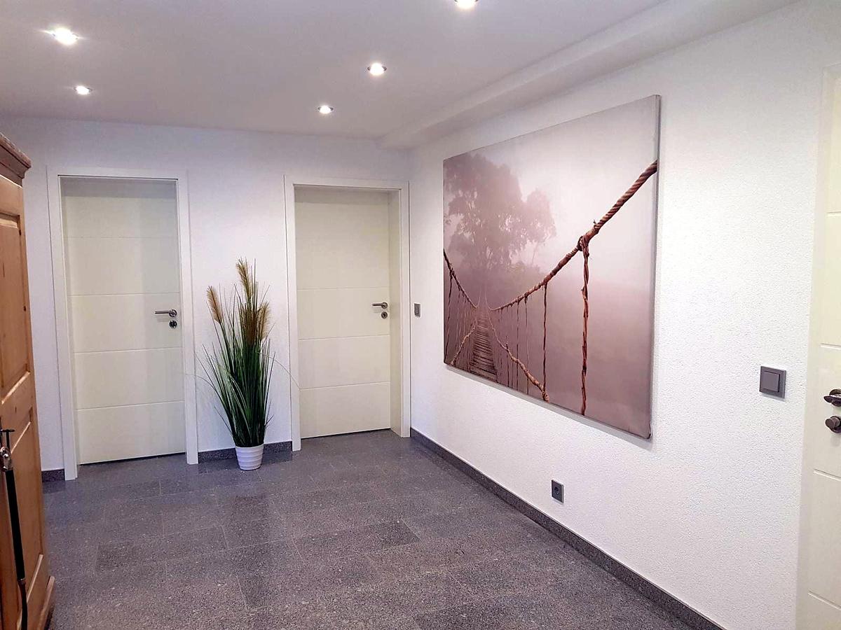Interiores después de la remodelación – Vivienda unifamiliar – pasillo, salas y baños (Proyecto de referencia en Alemania)