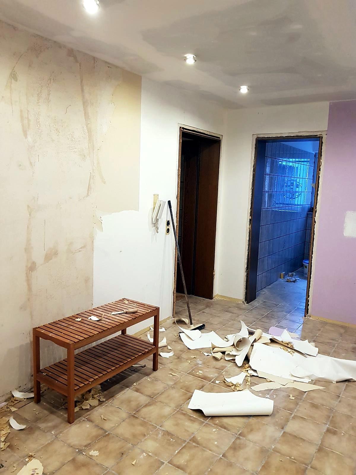 Interiores antes de la remodelación – Vivienda unifamiliar – pasillo, salas y baños (Proyecto de referencia en Alemania)