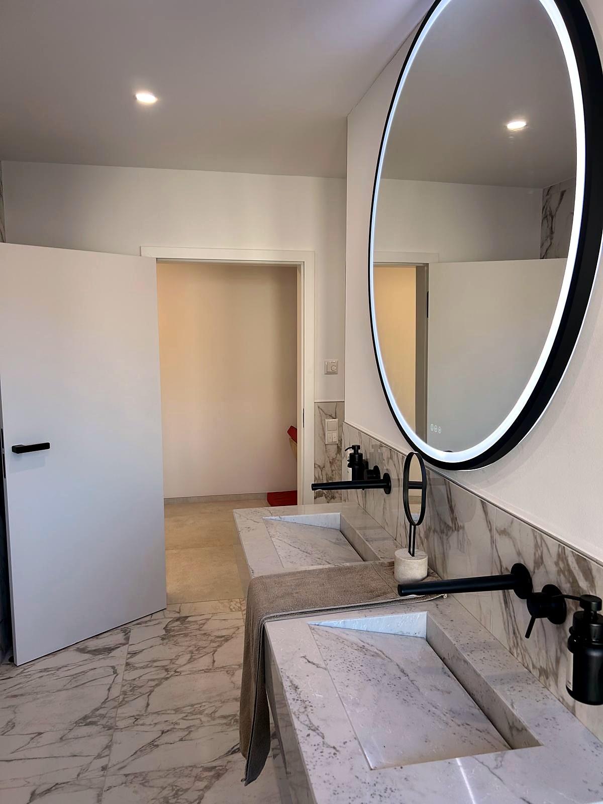 Baño después de la remodelación – Baño efecto mármol (Proyecto de referencia en Alemania)