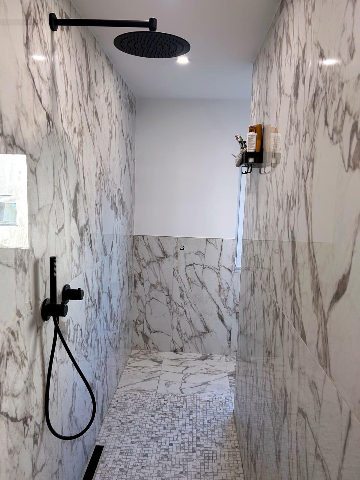 Baño después de la remodelación – Baño efecto mármol (Proyecto de referencia en Alemania)