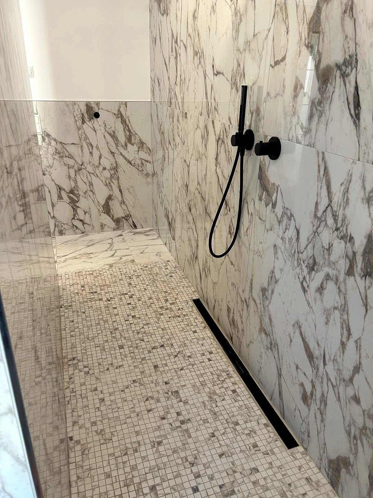 Baño después de la remodelación – Baño efecto mármol (Proyecto de referencia en Alemania)