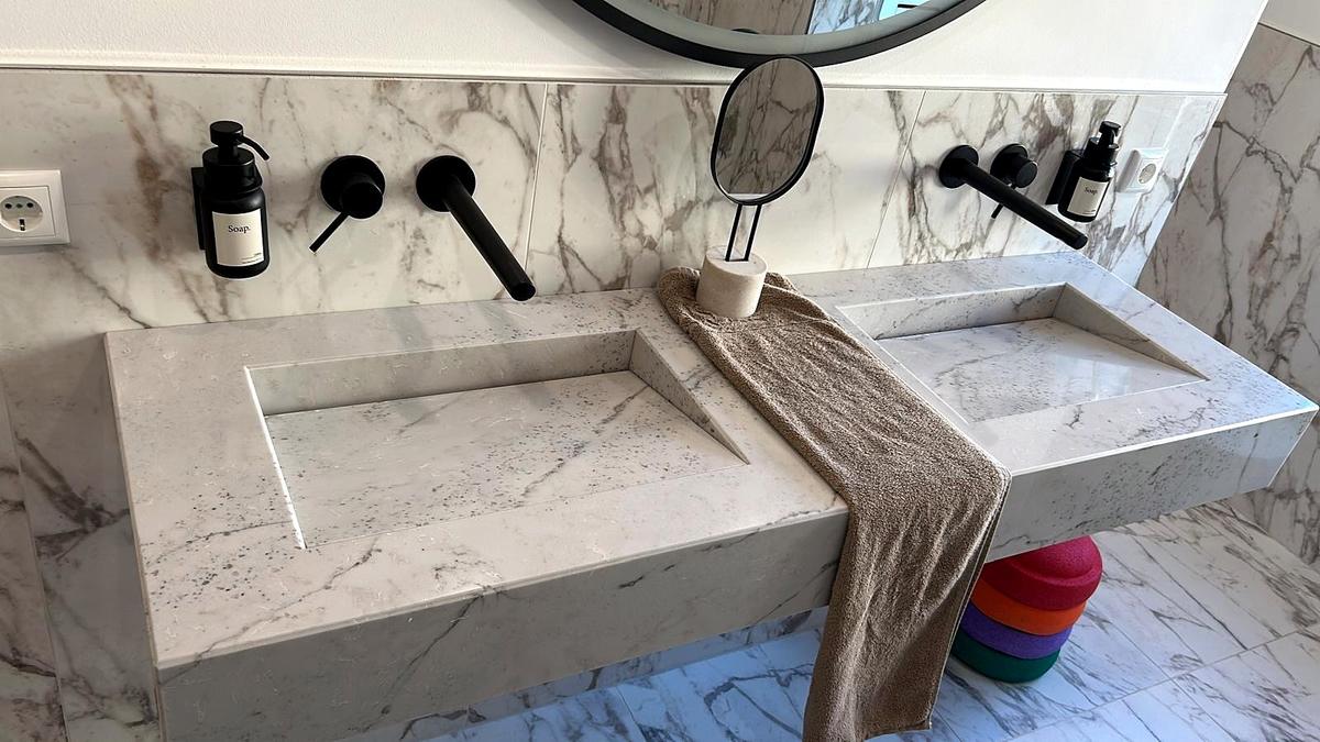 Baño después de la remodelación – Baño efecto mármol (Proyecto de referencia en Alemania)