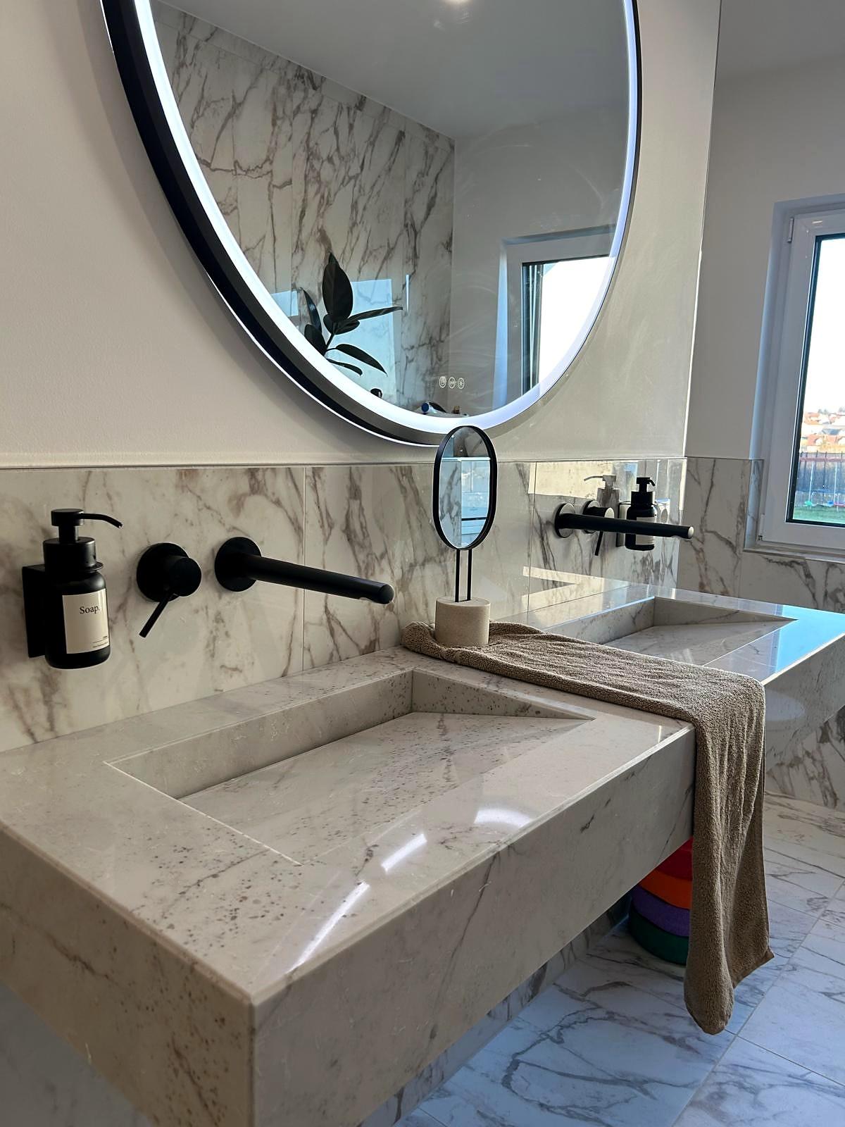 Baño después de la remodelación – Baño efecto mármol (Proyecto de referencia en Alemania)