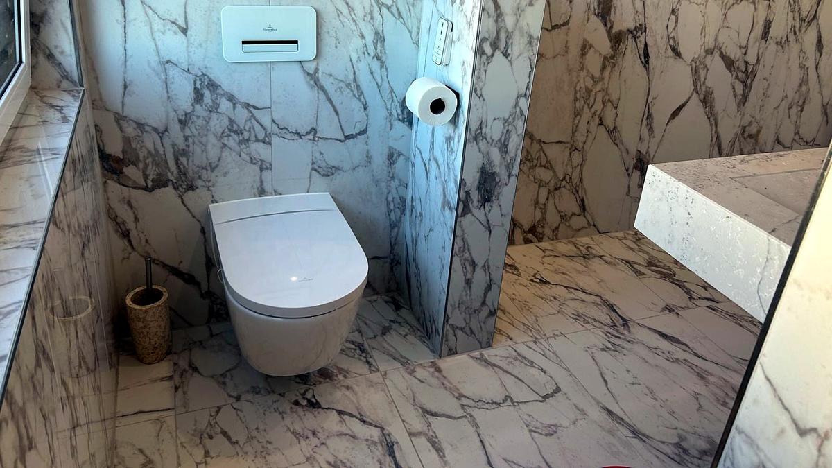 Baño después de la remodelación – Baño efecto mármol (Proyecto de referencia en Alemania)